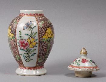 URNA MED LOCK, porslin, Kina. 1700-tal.