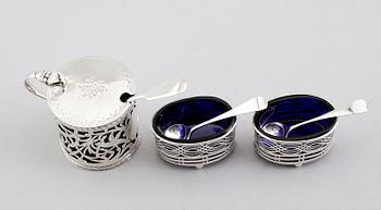 SALTKAR, 1 par SAMT SENAPSKAR, silver, Birmingham 1900/02 samt 3 skedar, silver. Vikt 116 gram.