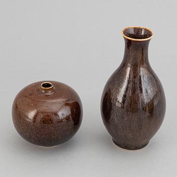 Lasse Östman, a set of four stoneware vases and two bowls.