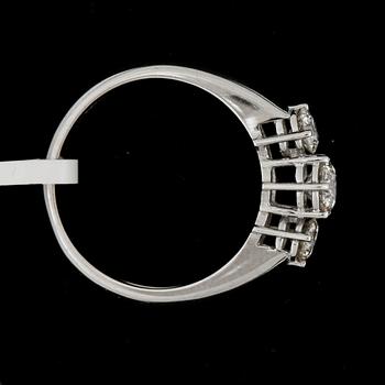RING, 14k vitguld med briljantslipade dimanter ca0,45ct + totca0,43ct. Vikt 3,4g.