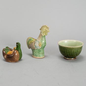 A set of two South East Asian water dropper and a bowl, 16/17th Century.