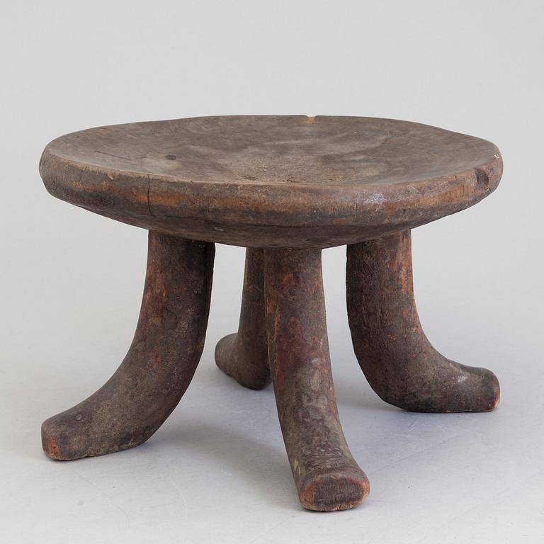 A STOOL, probably Ethiopian, first half of the 20th century, diameter ca 32 cm, height ca 21,5 cm.