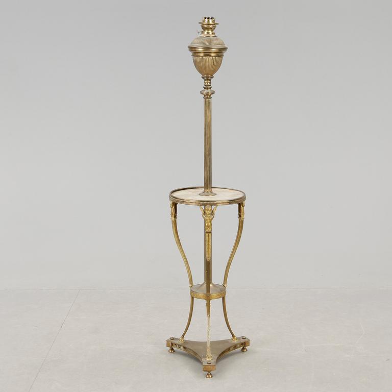 GOLVFOTOGENLAMPA, mässing, empirestil 1900-talets början.