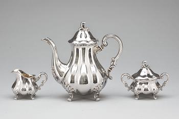 KAFFESERVIS, silverhalt 835. 3 delar  England, 1900-talets första hälft. Vikt ca 792 g.