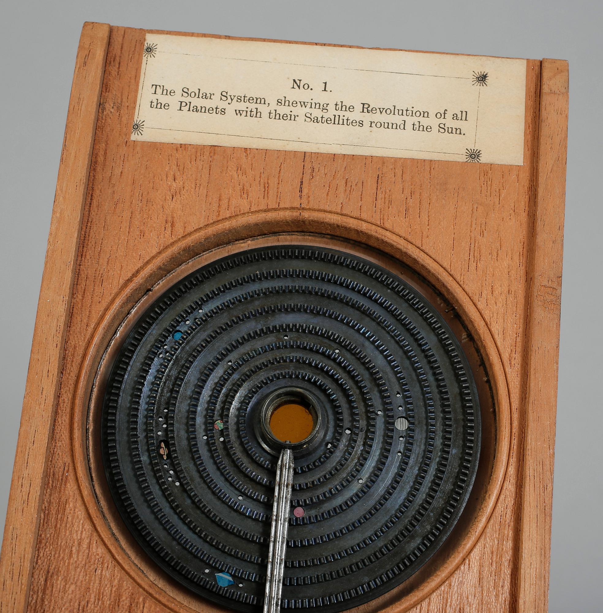 DIAGRAM ÖVER JORDENS RÖRELSE KRING SOLEN, i etui, 18/1900-tal.