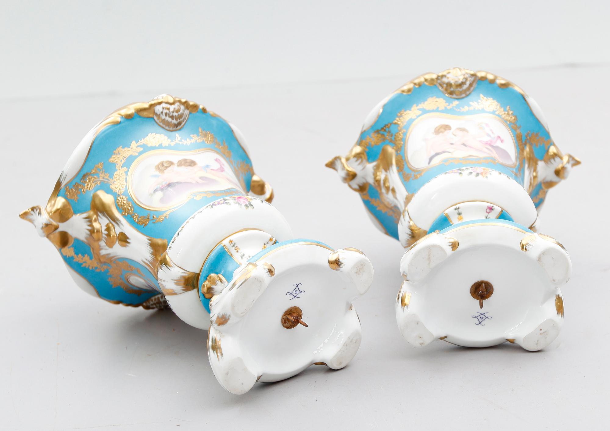 LOCKURNOR, 1 par, porslin, Sévresliknande märke, 1900-talets andra hälft.