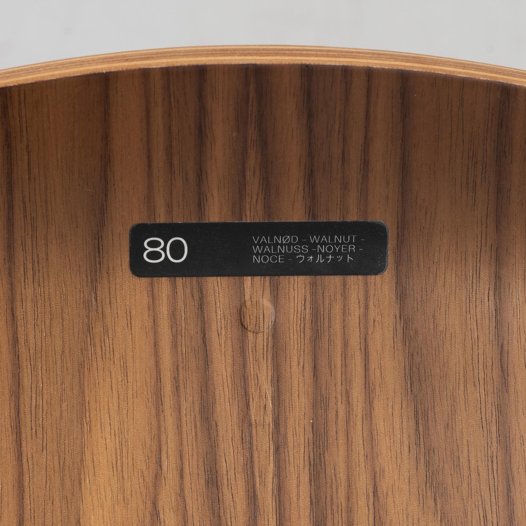 Arne Jacobsen, stol "Sjuan", Fritz Hansen, Danmark, daterad 2021.