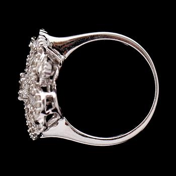 RING, 18 k vitguld, baguett- och briljantslipade diamanter tot 0.99 ct.