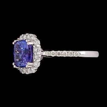 RING, 18 k vitguld, blå tanzanit 2.69 ct, briljantslipade diamanter tot ca 0.53 ct.