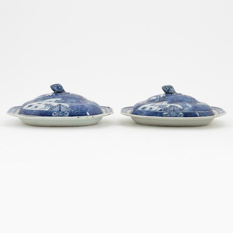 A pair of blue and white Chinese dishes with covers, Qing dynasty, Qianlong, (1736-95).