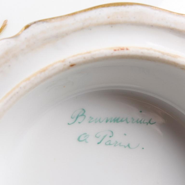 FAT PÅ FOT, porslin, Paris. 1800/1900-tal.