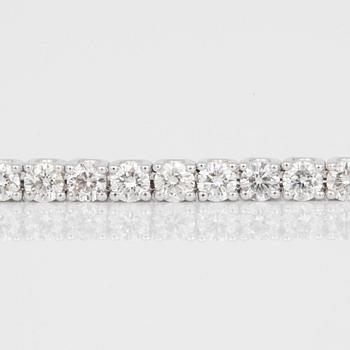 TENNISARMBAND, 18K vitguld med briljantslipade diamanter, tot ca 3,85 ct. Total vikt ca 10,80 g.