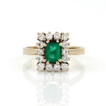 RING, 18K vitguld med smaragd ca 0,76 ct, och briljantslipade diamanter, tot ca 0,60 ct. Vikt 5,18 g.