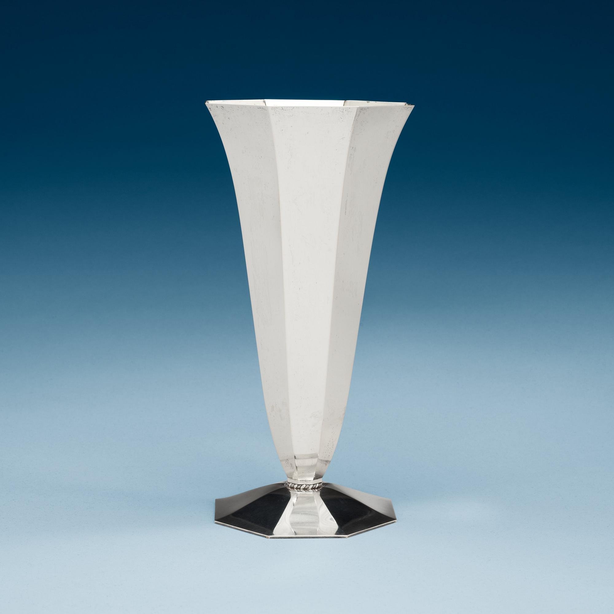 A Wiwen Nilsson vase, Lund 1933.