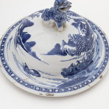 A pair of blue and white Chinese porcelain jars with covers. Qing dynasty, Qianlong (1736-95).