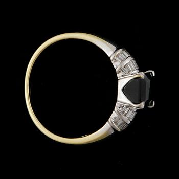 RING, 18k guld med turmalin samt ca 28 mindre baguettslipade diamanter. Vikt ca 4,5 gram.