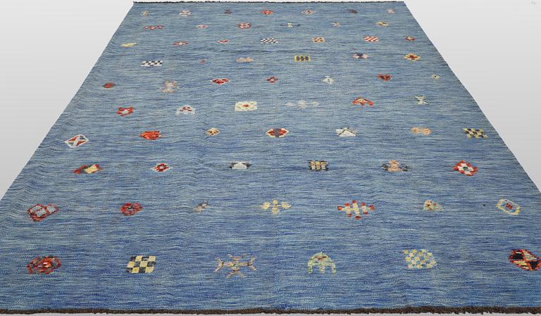 A Kelim carpet, 296 x 250 cm.