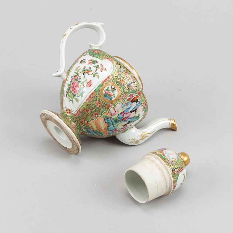 A famille rose Canton teapot with cover, Qing dynasty, late 19th century.
