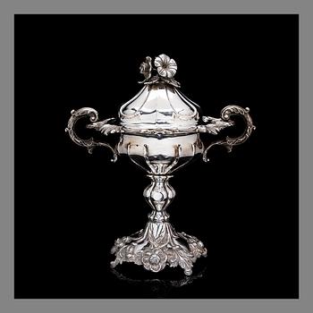 A SUGAR BOWL WITH LID, silver, Helsinki, Roland Melin 1860. Weight 1195 g.