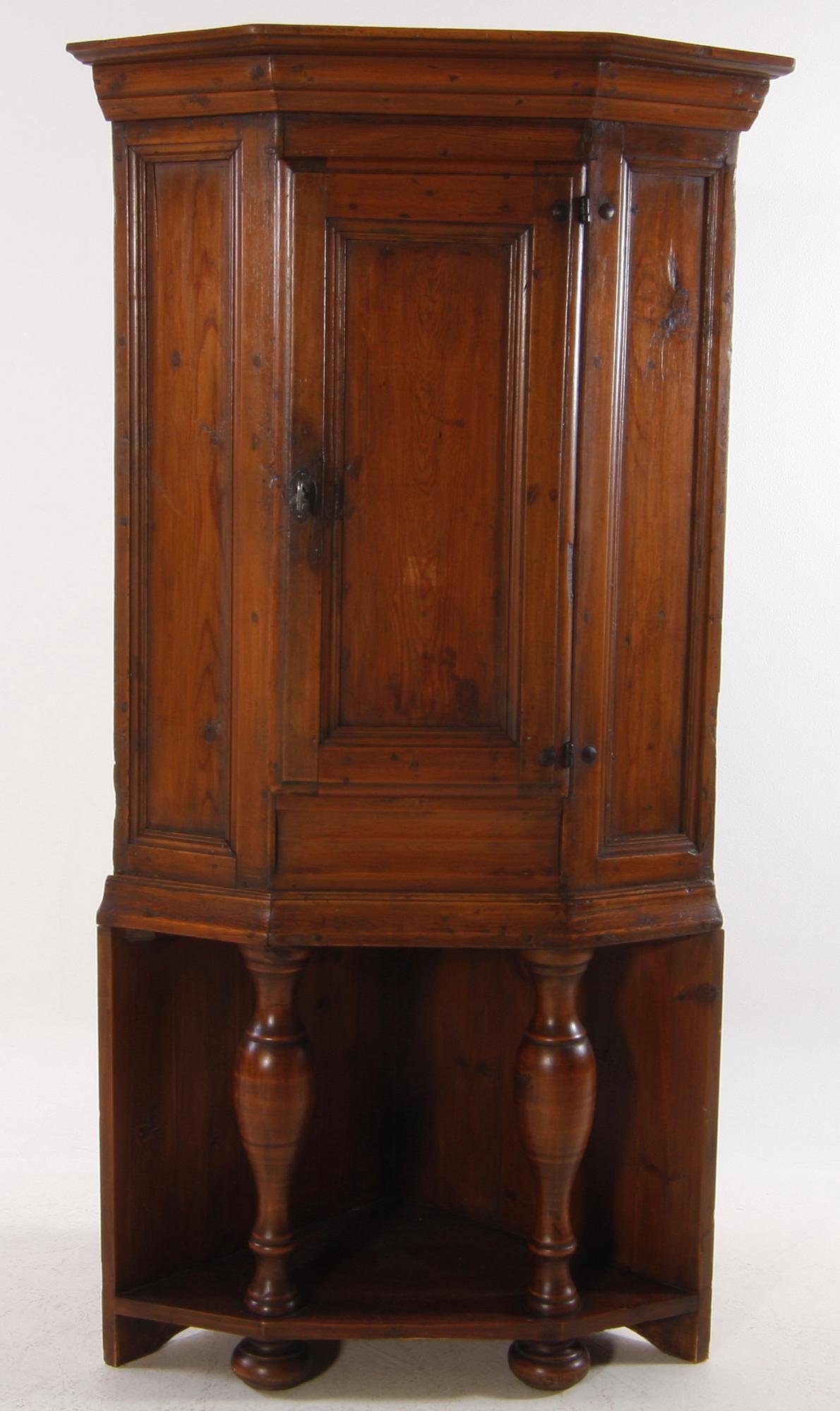 HÖRNSKÅP. Barock, 1700/1800-tal.