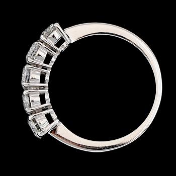 RING, 18K vitguld, 5 briljantslipade diamanter tot ca 1.66 ct.