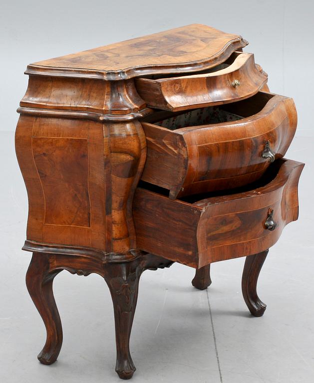 BYRÅ, rokokostil, troligen Italien. 1900-talets första hälft.