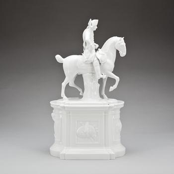 FIGURIN på POSTAMENTE, porslin, Fürstenberg, 1900-tal.