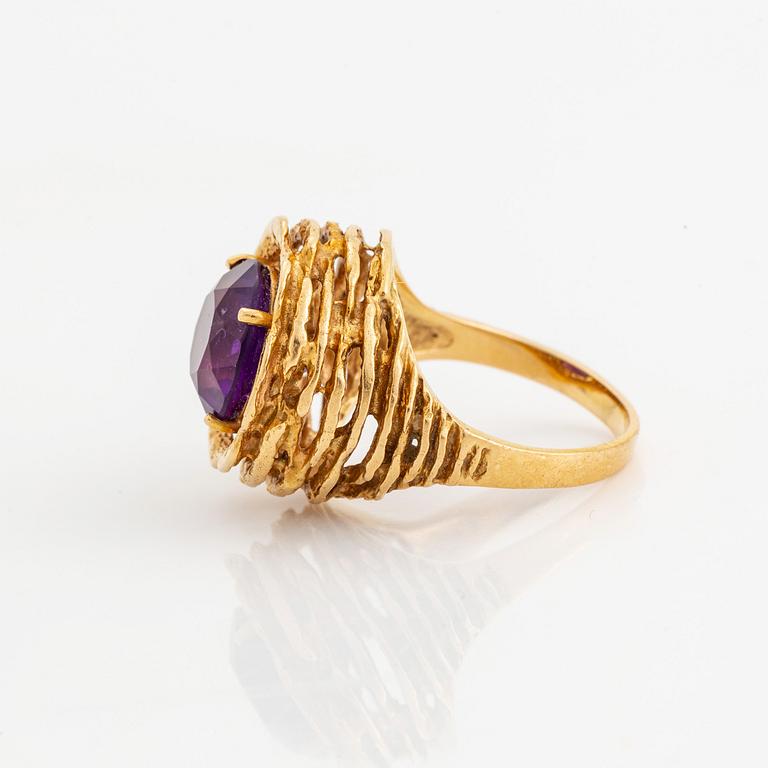 18K gold and amethyst ring.