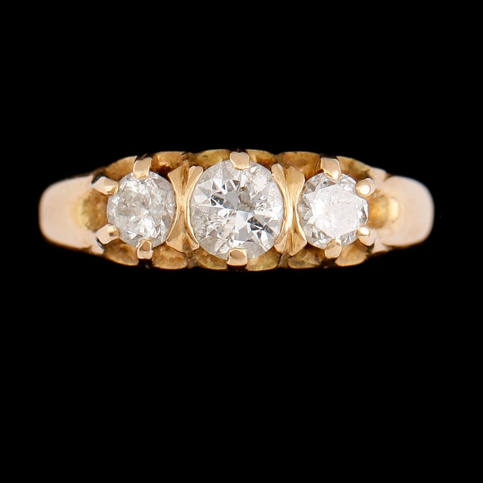RING, 18 k guld, med 3 briljantslipade diamanter. Total vikt ca 4 gram.