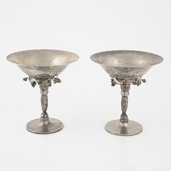 A pair of silver plated bowls on foot, Godinger, USA.