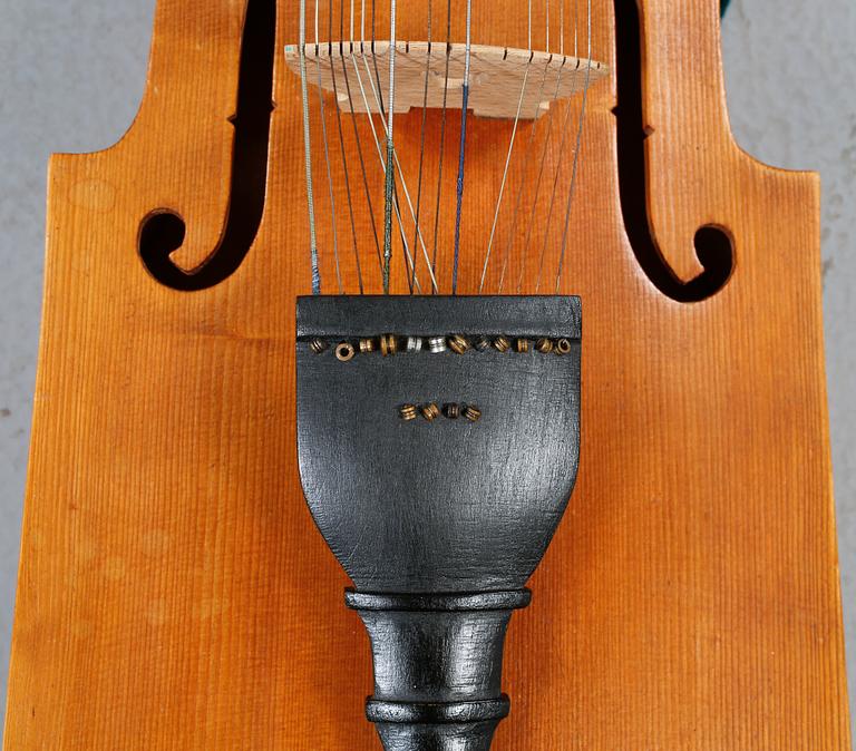 NYCKELHARPA, 1900-talets andra hälft.