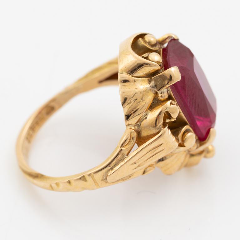 Ring 18K gold with synthetic red stone.
