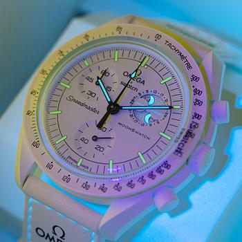 Omega/Swatch,  MoonSwatch, Mission to the MoonPhase, "Snoopy", kronograf, armbandsur, 42 mm.