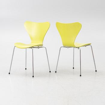 Arne Jacobsen, 8 chairs, “The Series 7”, Fritz Hansen, 2002.