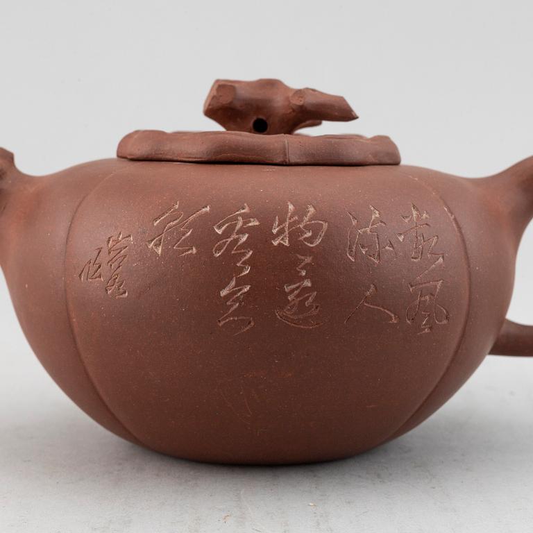 A Chinese yixing teapot with cover, 20th century.