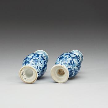 VASER, två stycken, porslin. Qing dynastin. Kangxi (1662-1722).