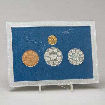 MYNTSAMLING, 4 st, 2 silver, totalt ca 45,3 gram och ett 23k guld ca 4,7 gram.