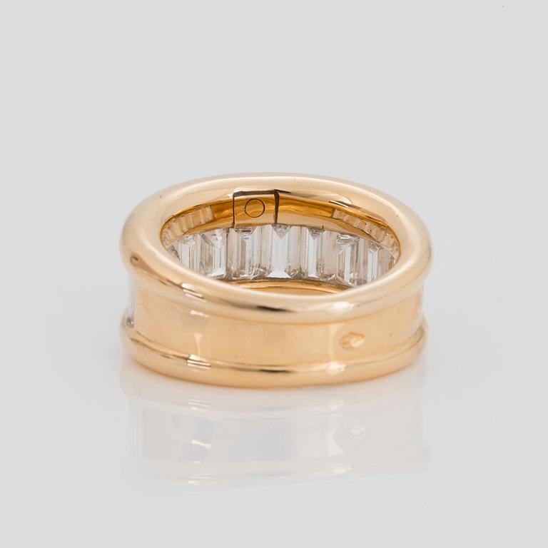 HALVALLIANSRING med baguetteslipade diamanter.
