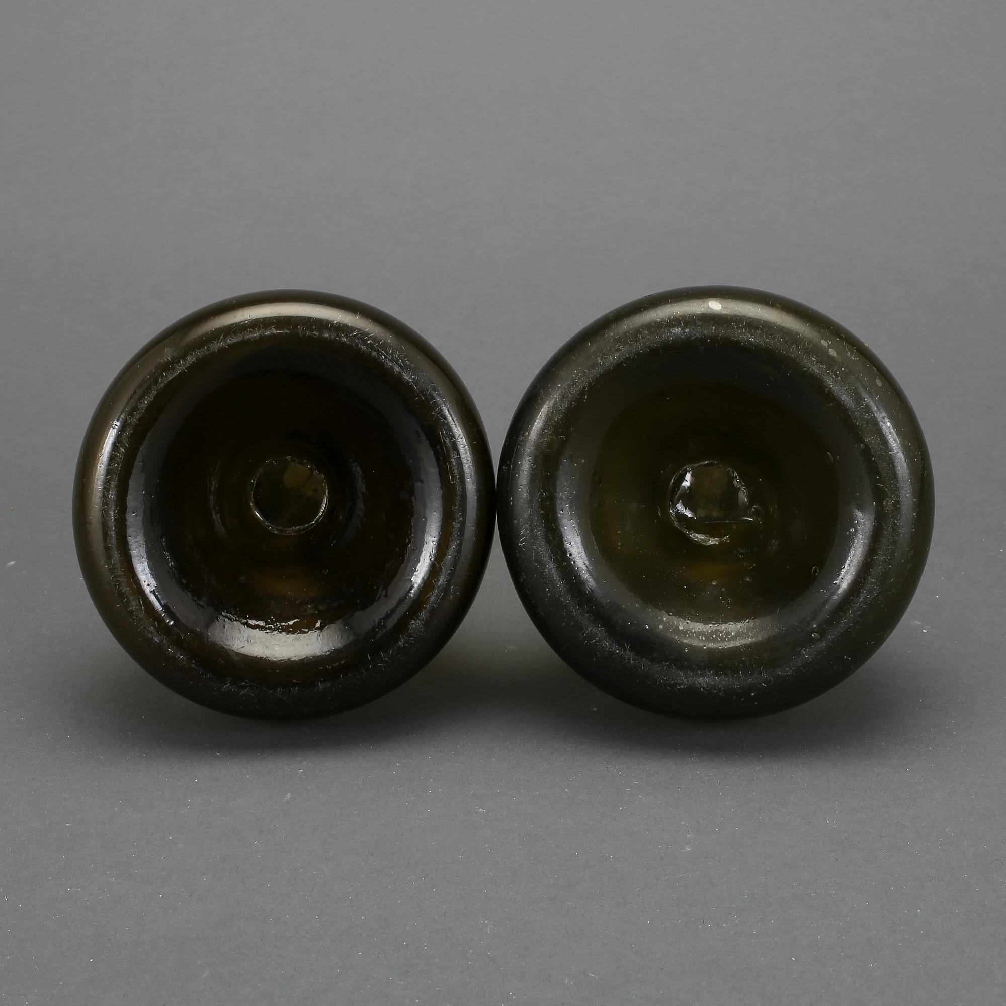 FLASKOR, 2 st, glas, 1700-tal.