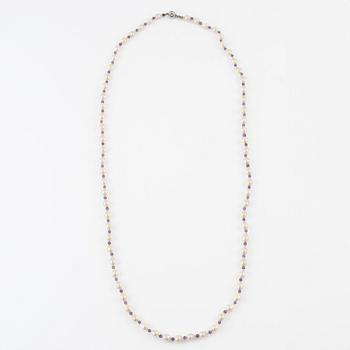 Pearl necklace, cultured pearls and amethysts, with clasp in 18K white gold.