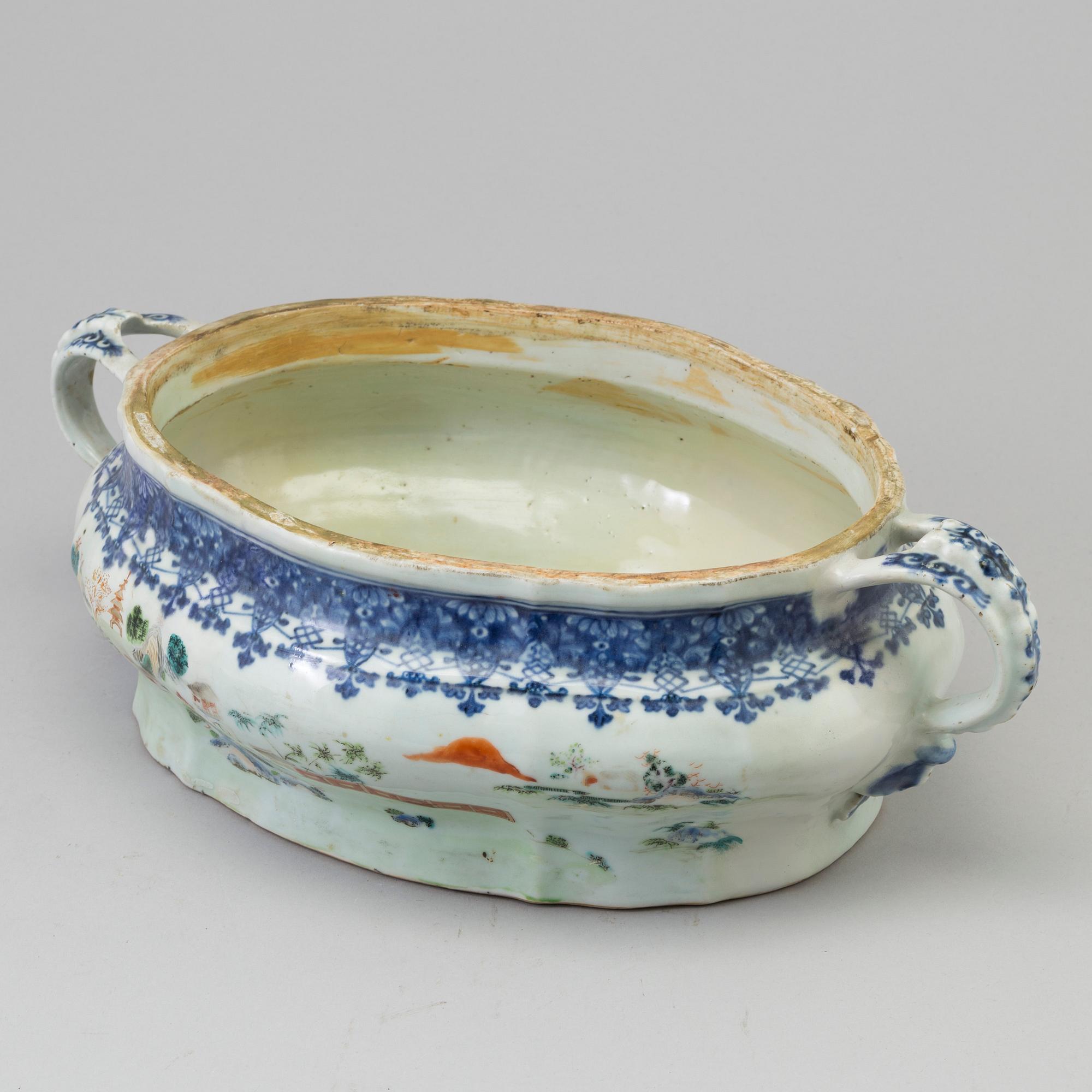 A wonderful Chinese blue and white with famille rose tureen with cover, Qing dynasty, early 18th century.