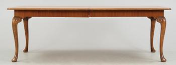 MATSALSGRUPP, 1+2+16 delar, senbarockstil, NK:s verkstäder, 1900-talets första hälft. (5 st iläggsskivor).