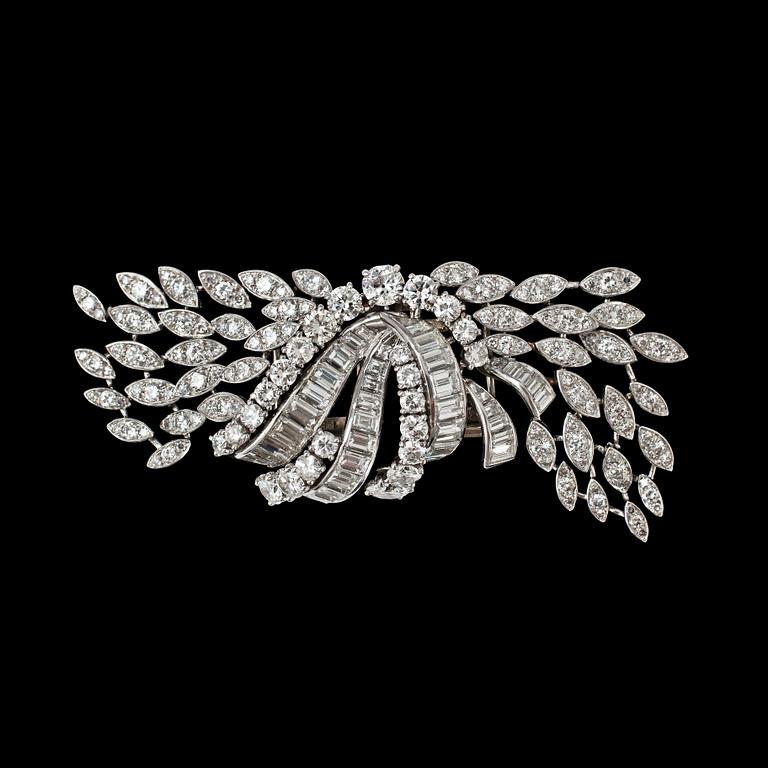 DUBBELCLIP, smaragd- och briljantslipade diamanter, tot. ca 9-10 ct, monture Cartier. 1950-tal.