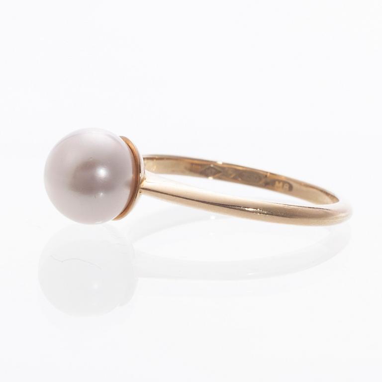 RING, 18K guld, odlad sötvattenspärla. 1989. Vikt ca 3,6 g.