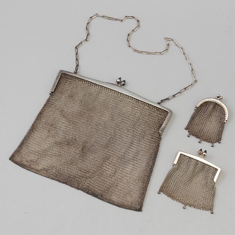 AFTONVÄSKA SAMT PORTMONNÄER, 3  stycken, silver, 1900-talets första hälft.