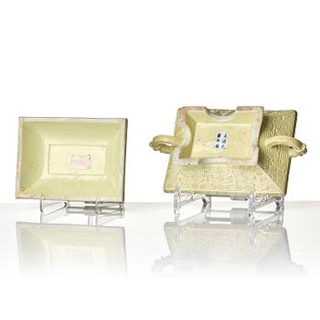 An archaistic porcelain vessel with cover, Qing dynasty with Guangxu six character mark and of the period (1875-1908).