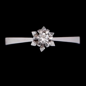 RING, 18 k vitguld med briljantslipad diamant 0.08 ct WVS. Total vikt ca 3 gram.