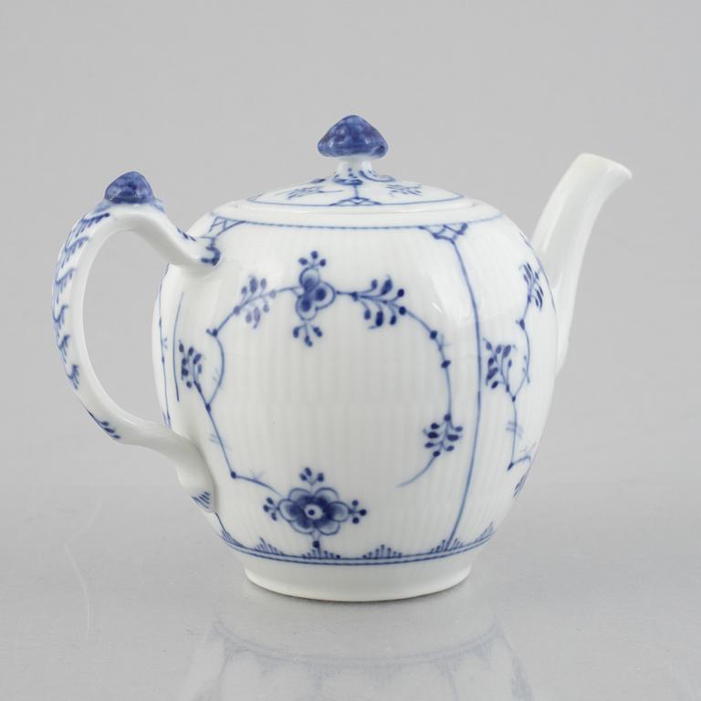 A 'Blue Fluted Plain' porcelain teapot, Royal Copenhagen, model 256, post 1923.