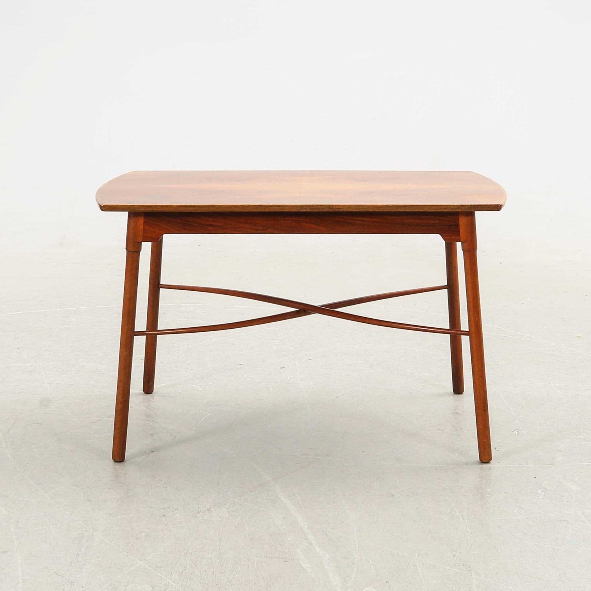 Ole Wanscher, Coffee table, model "1762", Fritz Hansen, Denmark, 1940s.