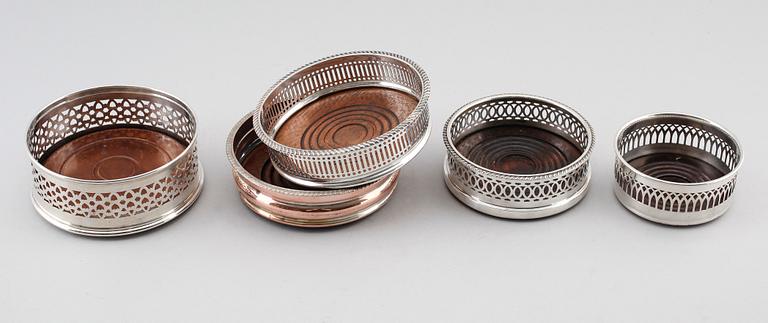 COASTERS, 5 st, pläter och nysilver, 1900-talets första hälft.